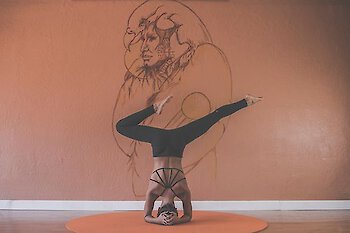 Was sind Vorzüge von Yoga und Faktoren, die man bei der Suche nach dem richtigen Yogalehrer berücksichtigen sollte?